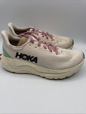 Hoka Arahi 8 women’s 6.5 Cream Running Sneakers / Pink Laces and Mint heal S13